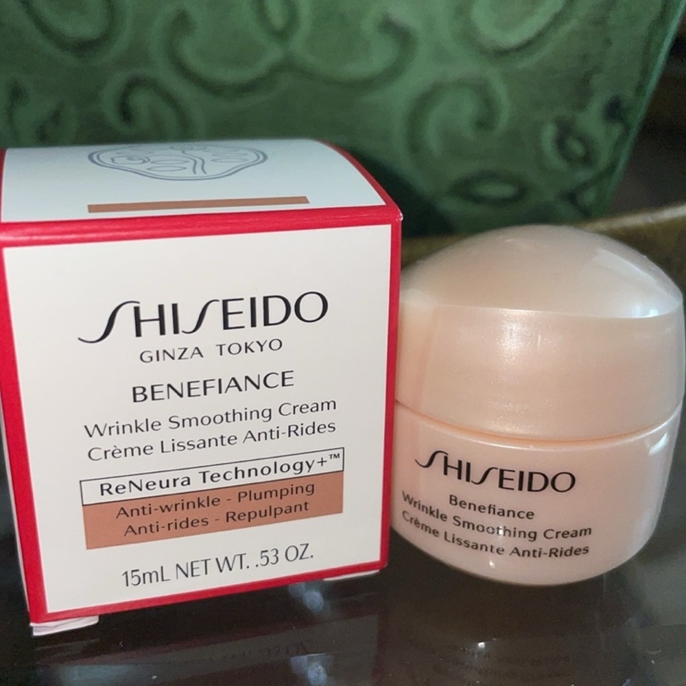 Shiseido Benefiance Wrinkle Smoothing Cream - White and Red